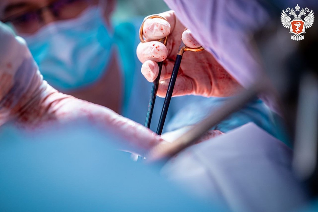 Врачи Федерального центра Минздрава России провели операцию пациенту с дважды пересаженным сердцем