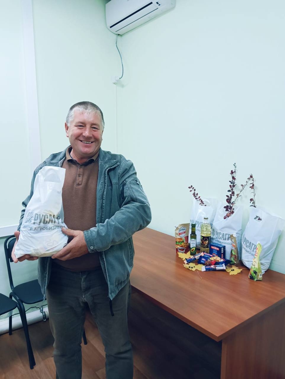 Вкусные традиции: вручение наборов сотрудникам СХБН