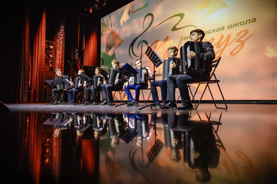 Татнефть зажигает новые звёзды В лагере «Солнечный» прошла осенняя смена Творческой школы «Каракуз» — совместного проекта «Татнефти» и Благотворительного…