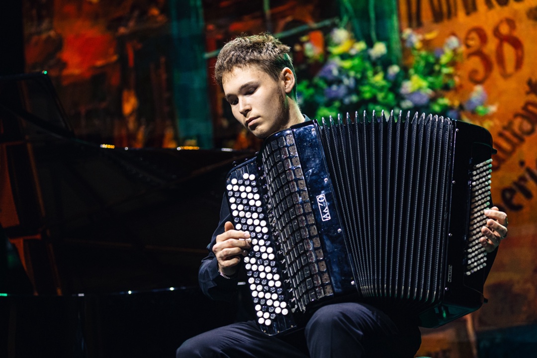 Татнефть зажигает новые звёзды В лагере «Солнечный» прошла осенняя смена Творческой школы «Каракуз» — совместного проекта «Татнефти» и Благотворительного…