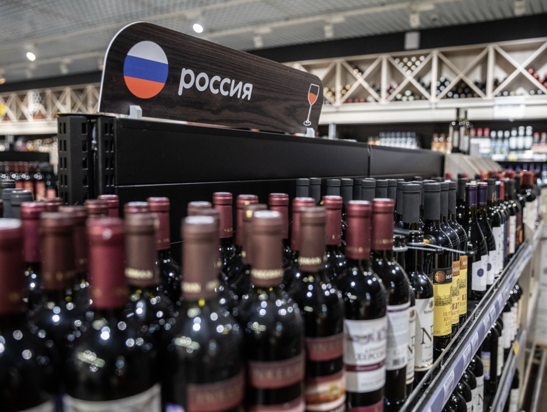 Согласно исследованию «Нильсен», на которое ссылается «РБК Вино», 45% покупателей предпочитают российские вина. Далее идут вина Нового Старого Света и (Грузия,…