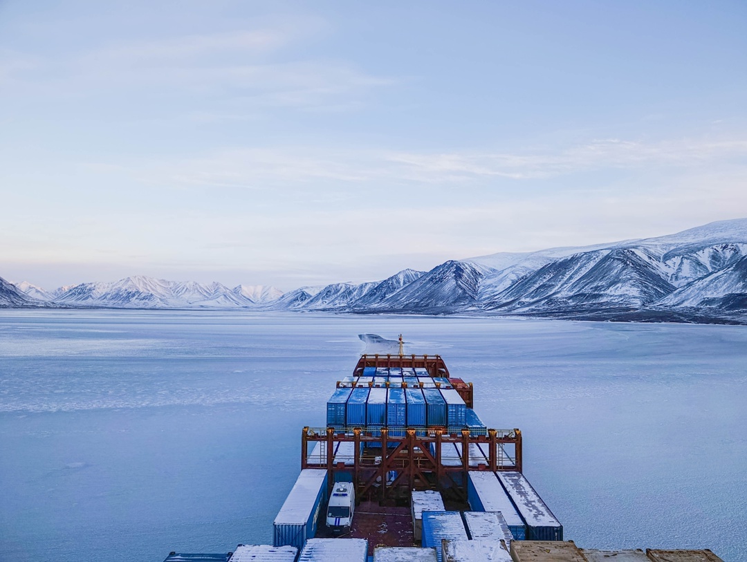 Холода близко! Когда стоишь на палубе среди льдов и скалистых гор, осознаёшь, насколько невероятна красота, которую создает природа!
