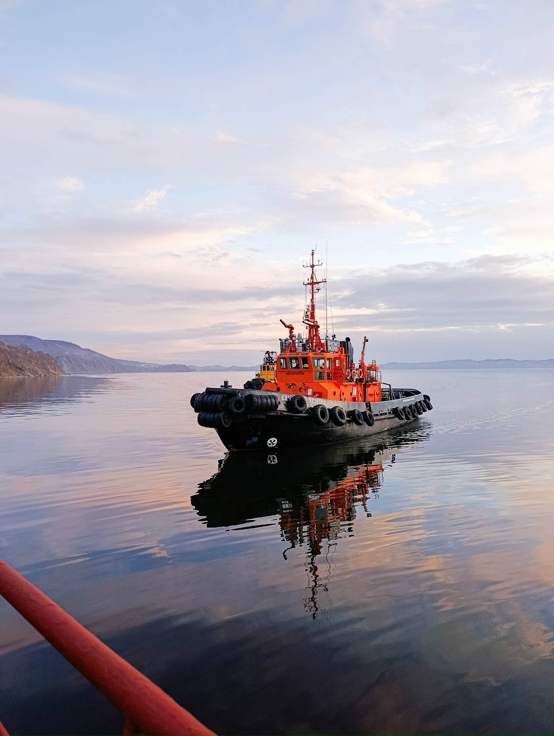 Холода близко! Когда стоишь на палубе среди льдов и скалистых гор, осознаёшь, насколько невероятна красота, которую создает природа!