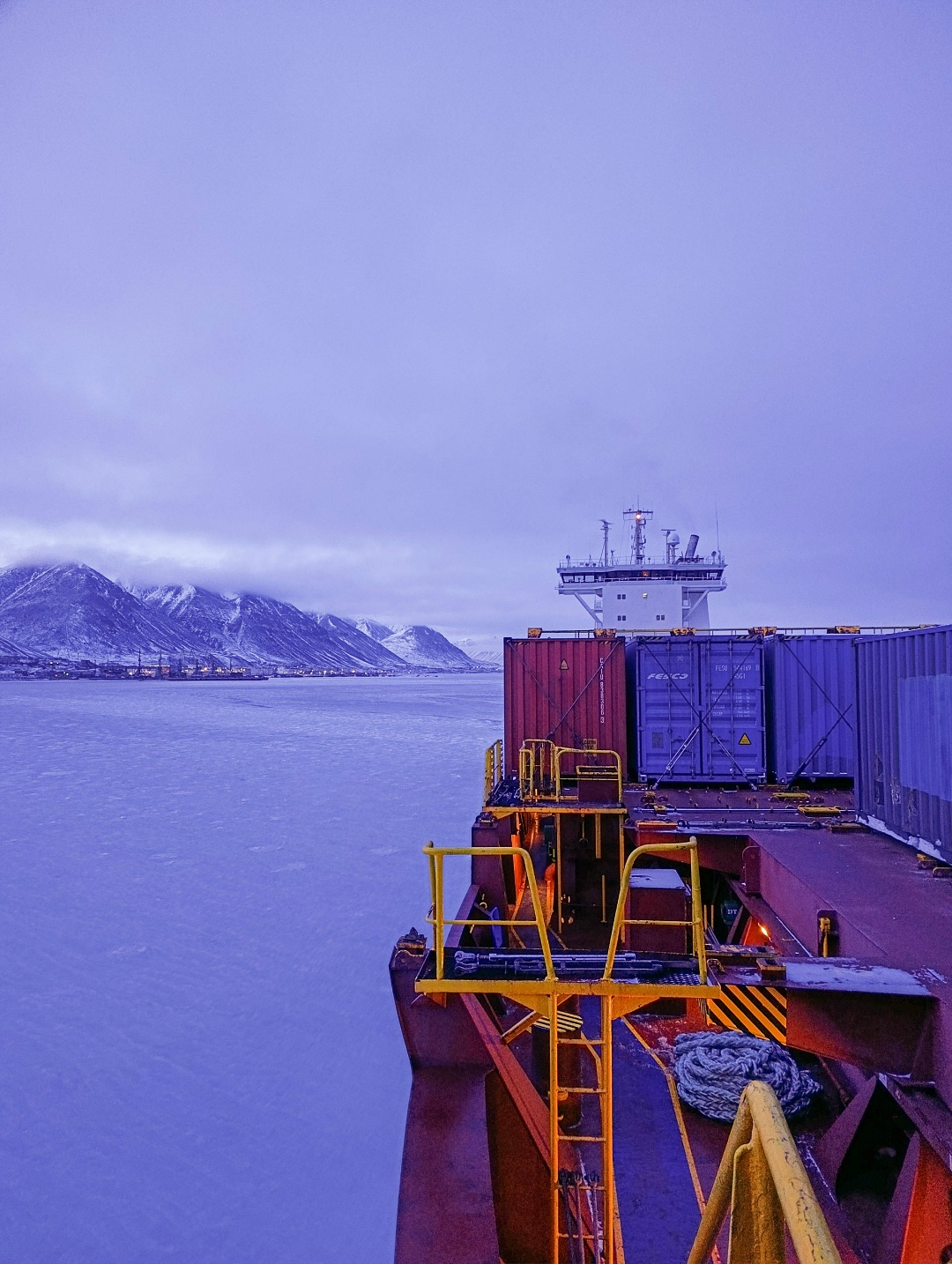 Холода близко! Когда стоишь на палубе среди льдов и скалистых гор, осознаёшь, насколько невероятна красота, которую создает природа!