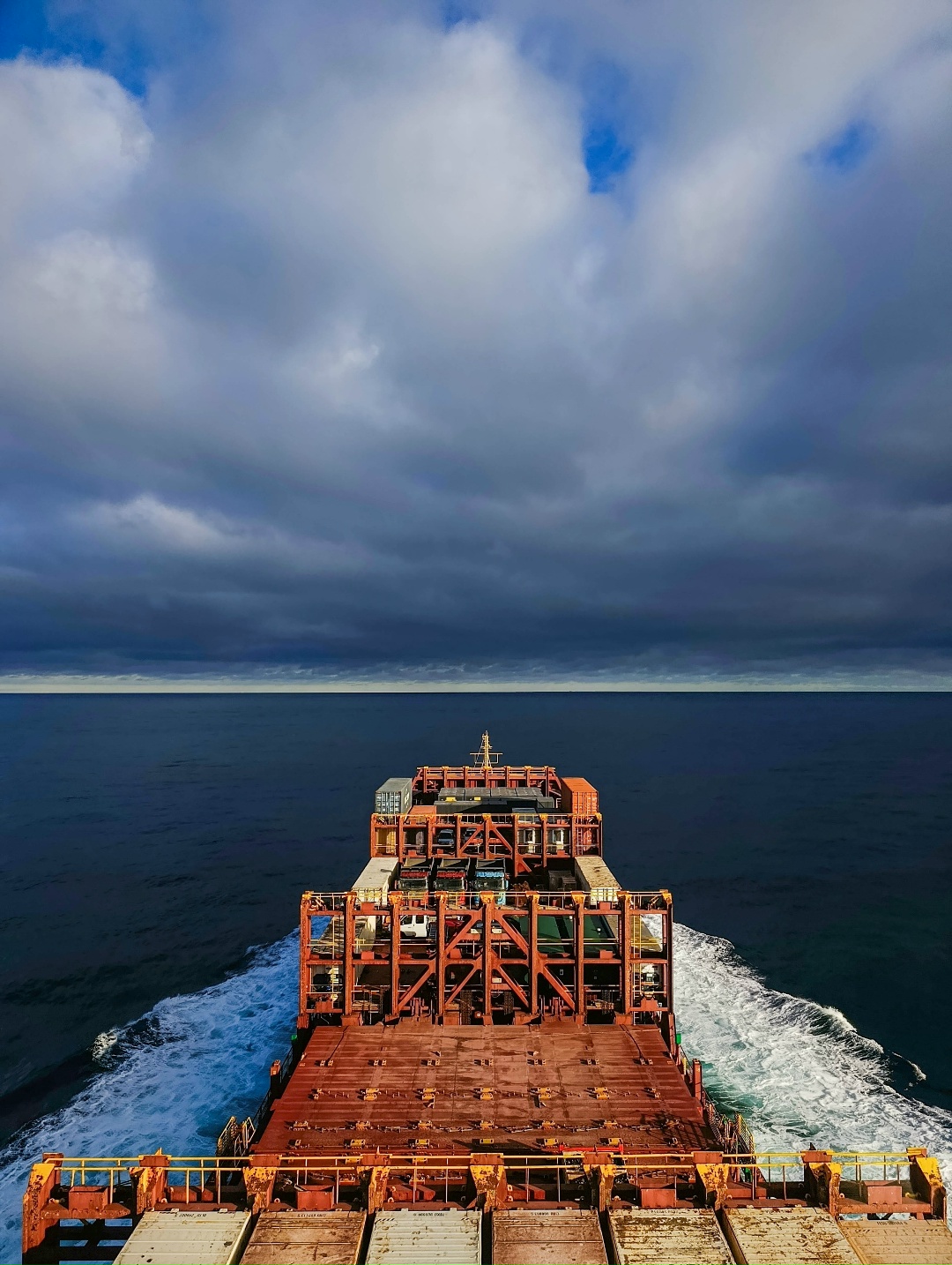 Холода близко! Когда стоишь на палубе среди льдов и скалистых гор, осознаёшь, насколько невероятна красота, которую создает природа!