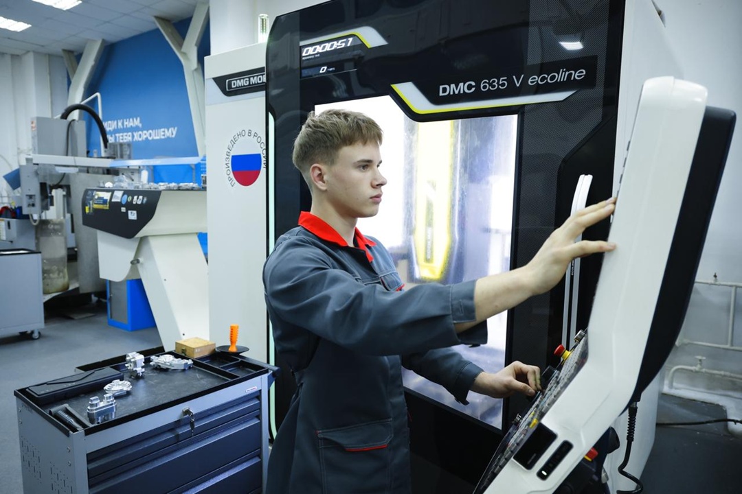 Дмитрий Чернышенко оценил образовательную инфраструктуру Самарской области и пообщался со студентами.