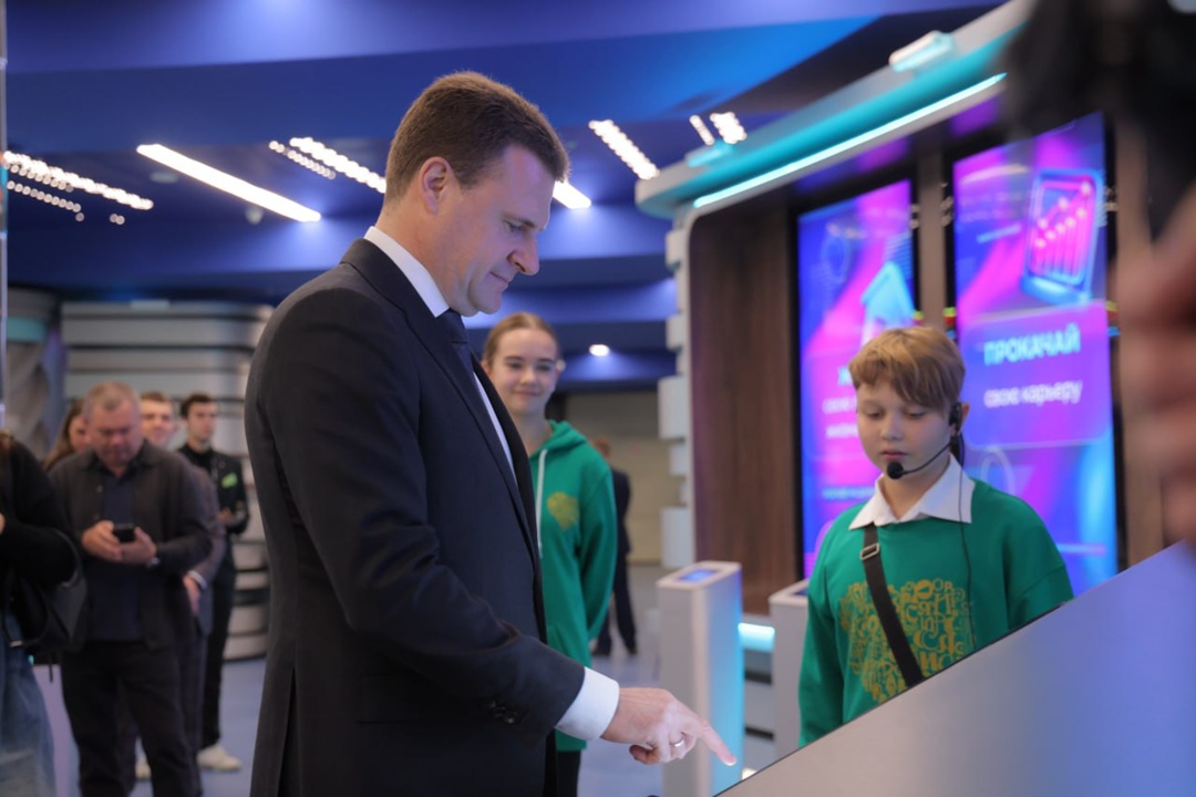 Глава Минвостокразвития Алексей Чекунков посетил экспозицию «Дней регионов Дальнего Востока в Москве» в Национальном центре «Россия».