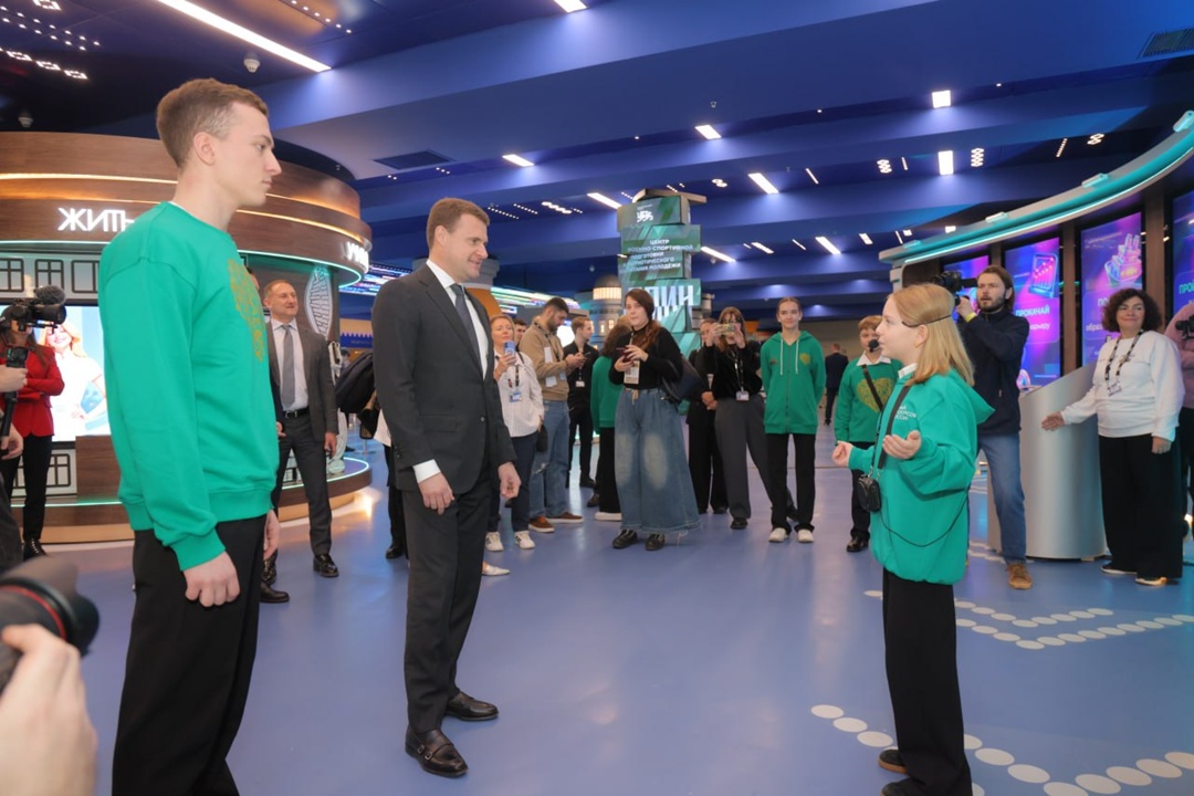 Глава Минвостокразвития Алексей Чекунков посетил экспозицию «Дней регионов Дальнего Востока в Москве» в Национальном центре «Россия».