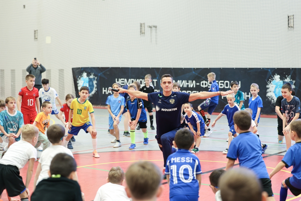 Звёздный мастер-класс Легенды российского футбола провели ряд мероприятий для юных талантов Тарко-Сале