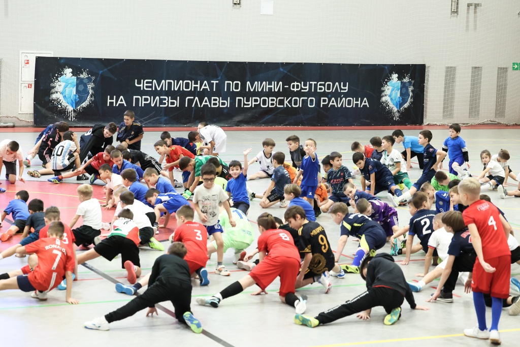 Звёздный мастер-класс Легенды российского футбола провели ряд мероприятий для юных талантов Тарко-Сале