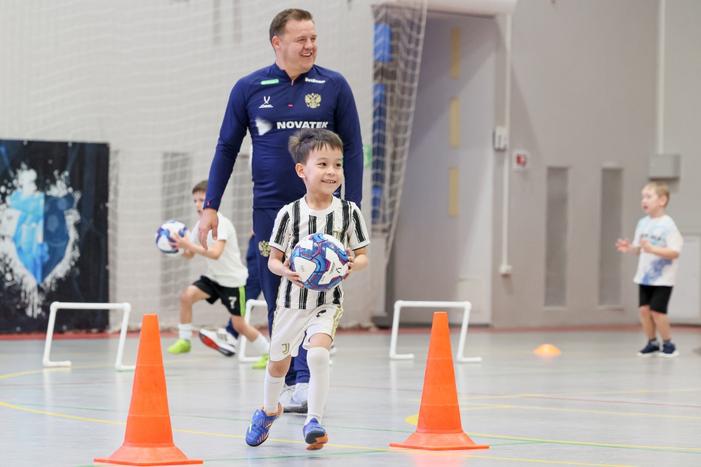 Звёздный мастер-класс Легенды российского футбола провели ряд мероприятий для юных талантов Тарко-Сале