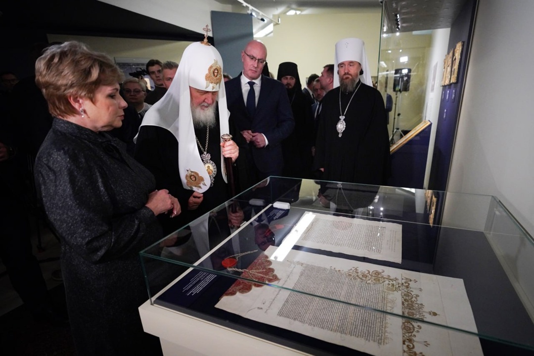 Дмитрий Чернышенко и Патриарх Московский и всея Руси Кирилл открыли выставку, посвященную 600-летию Соловецкого монастыря.