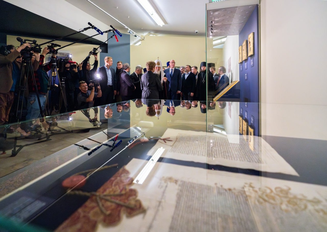 Дмитрий Чернышенко и Патриарх Московский и всея Руси Кирилл открыли выставку, посвященную 600-летию Соловецкого монастыря.