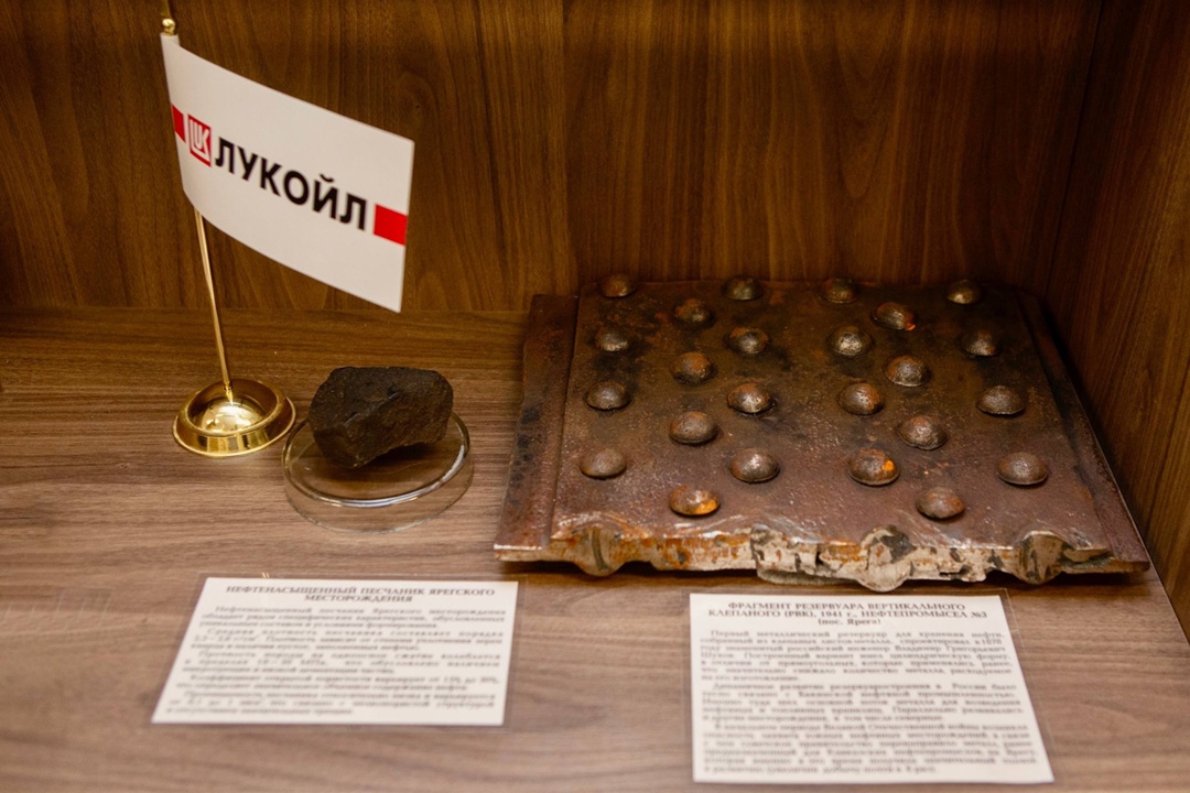 Инженерный гений ЛУКОЙЛ передал в коллекцию музея Ухтинского государственного технического университета уникальный экспонат — фрагмент клёпаного резервуара,…