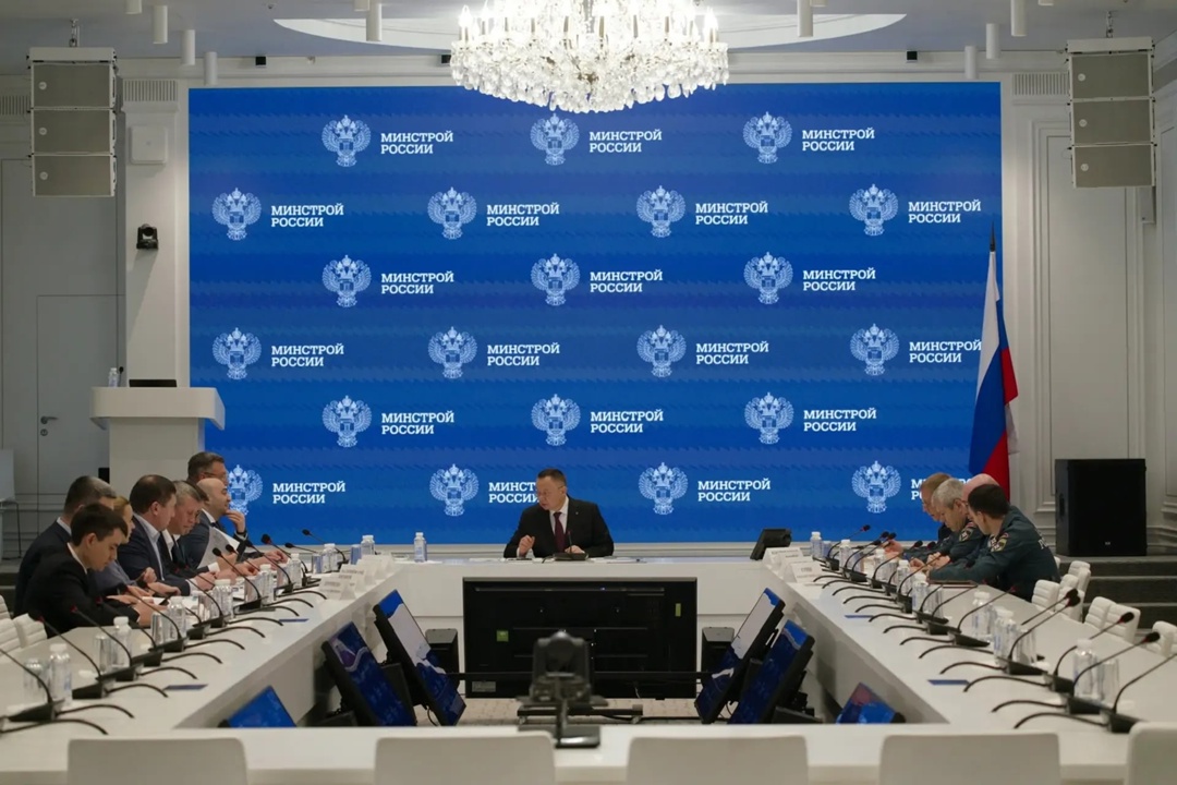 Под председательством Главы Минстроя России Ирека Файзуллина прошло рабочее совещание по вопросам восстановительных работ на объектах МЧС России