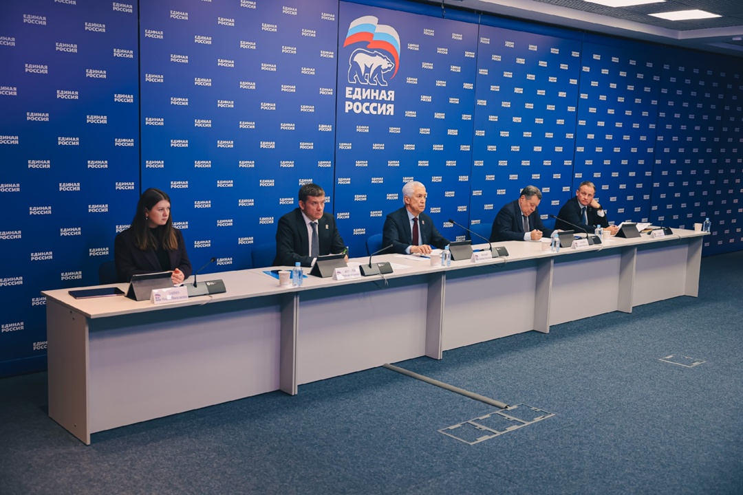 Глава Минстроя России Ирек Файзуллин в режиме видеоконференцсвязи принял участие в заседании Программной комиссии «Единой России»