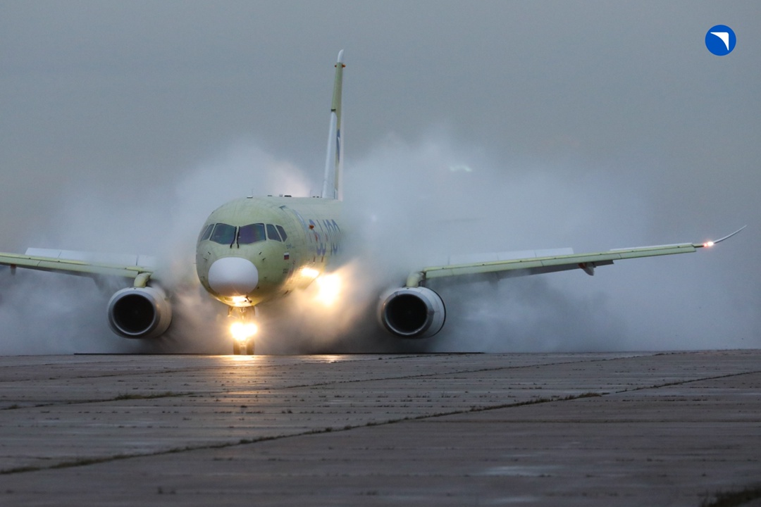 Вы уже смотрели видео, как самолет купается в бассейне?