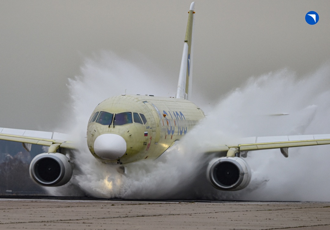 Вы уже смотрели видео, как самолет купается в бассейне?