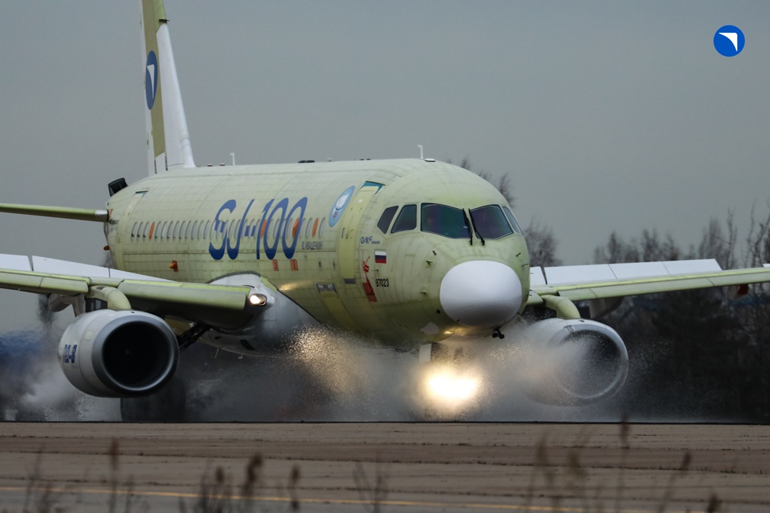 Вы уже смотрели видео, как самолет купается в бассейне?