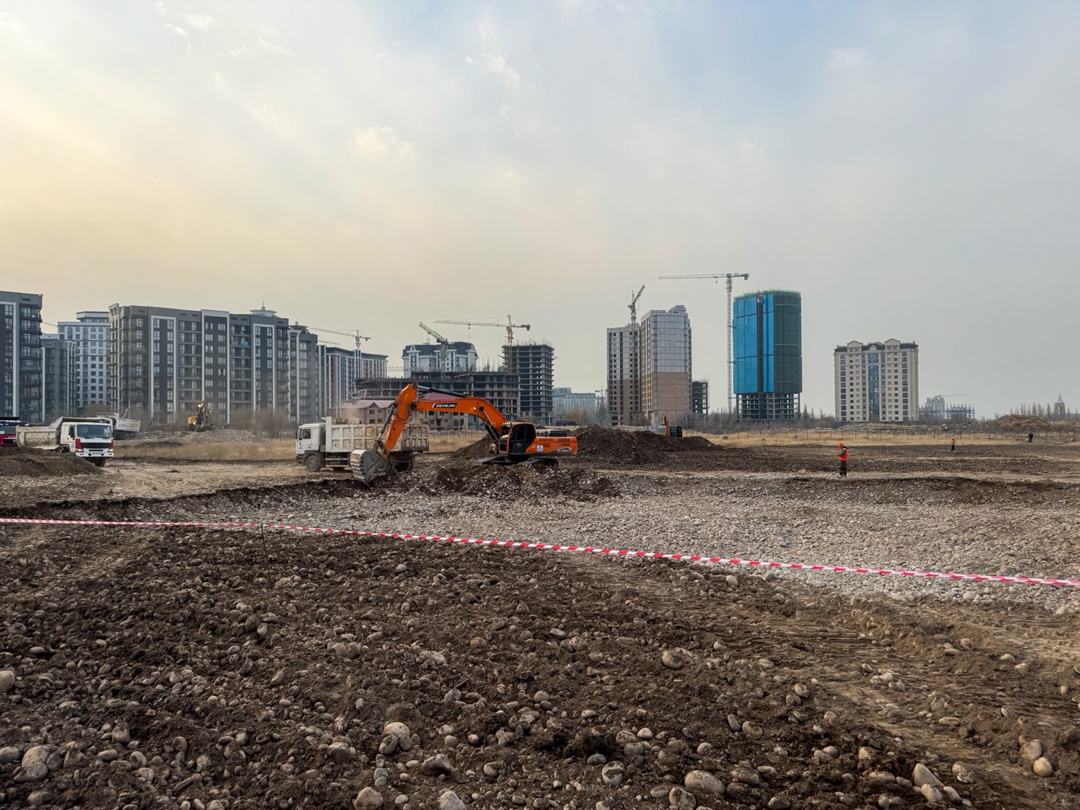 Алексей Оверчук посетил площадку начавшегося строительства школы с обучением на русском языке в Бишкеке.