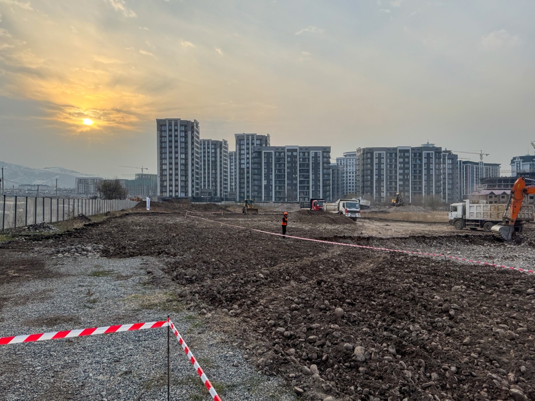 Алексей Оверчук посетил площадку начавшегося строительства школы с обучением на русском языке в Бишкеке.