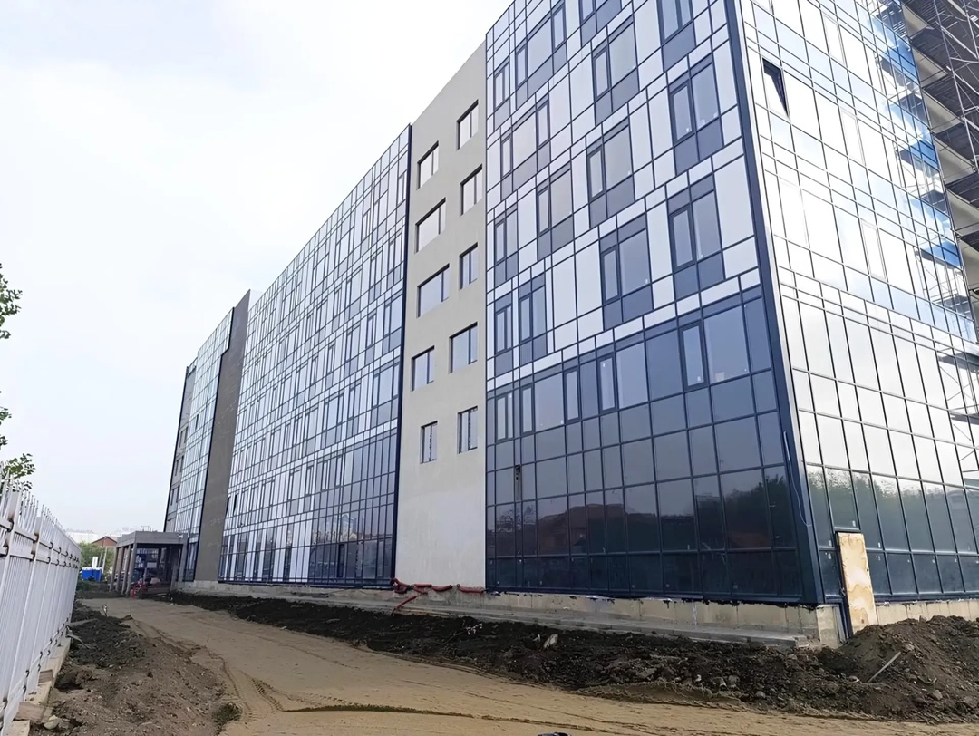 В строящемся центре водных видов спорта и атлетики в Краснодаре завершается устройство внутренних инженерных систем