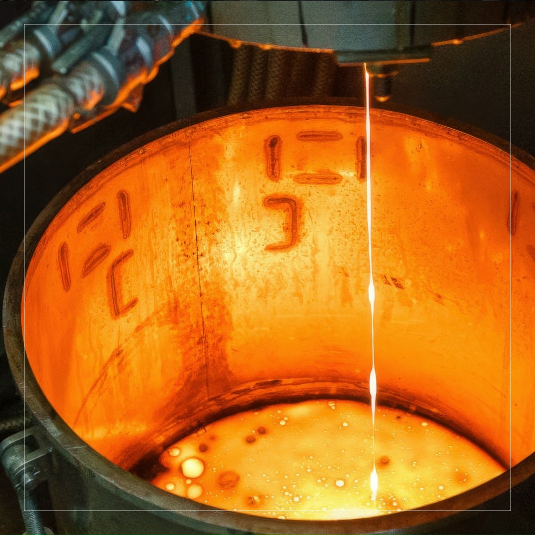 Превращение жидких отходов с высокой радиационной активностью в стекло. Метод заключается в одновременной выпарке, спекании и плавлении с суспензией,…