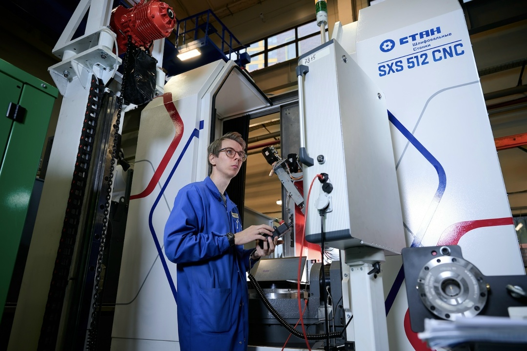 Ростех создал первый отечественный шлифовальный станок для обработки критически важных деталей авиадвигателей
