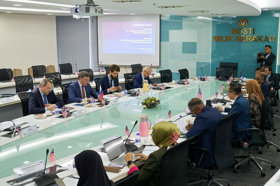 Глава Минобрнауки России Валерий Фальков встретился с министром науки, технологий и инноваций Малайзии Чанг Ли Каном в Куала-Лумпуре.