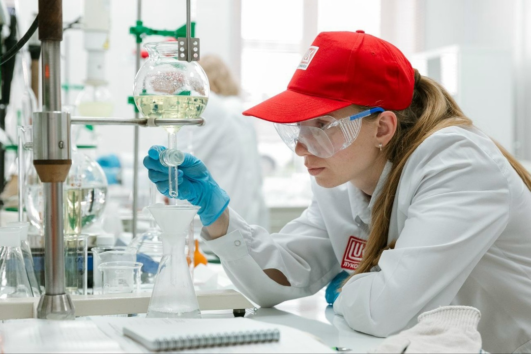 Просто добавь лимон Инженеры-химики Пермского НПЗ ЛУКОЙЛа выяснили, что даже в минимальной концентрации лимонная кислота способствует существенному увеличению…