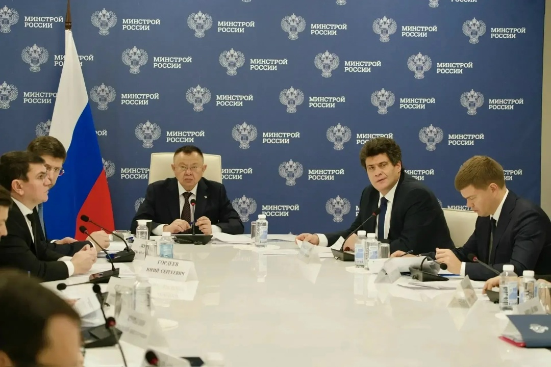 Глава Минстроя России Ирек Файзуллин провел еженедельное совместное совещание с регионами и главными распорядителями бюджетных средств (ГРБС)