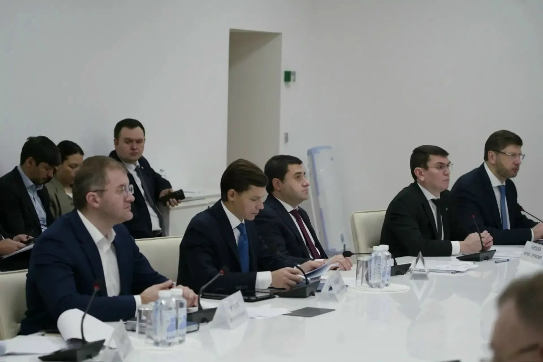 Глава Минстроя России Ирек Файзуллин провел еженедельное совместное совещание с регионами и главными распорядителями бюджетных средств (ГРБС)