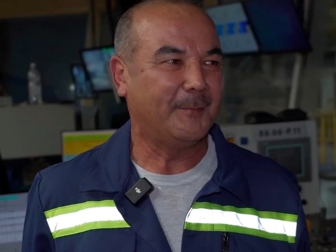 Три десятилетия на высоте Машинист крана четвёртого листопрокатного цеха ММК Хатип Султанов — человек, который держит в руках многотонные рулоны и при этом…