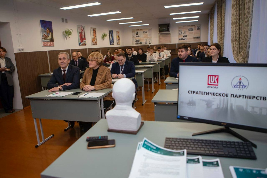 Обновление в стиле ретро ЛУКОЙЛ воссоздал аудиторию -х годов в ухтинском горно-нефтяном колледже.