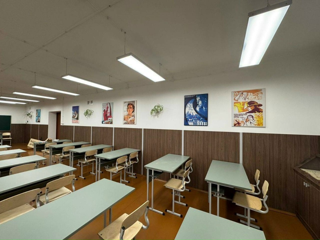 Обновление в стиле ретро ЛУКОЙЛ воссоздал аудиторию -х годов в ухтинском горно-нефтяном колледже.