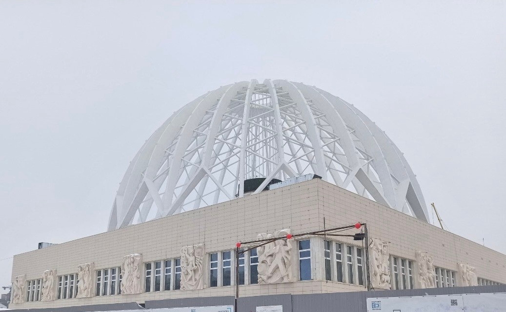 В здании Екатеринбургского цирка завершаются работы по установке витражей входной группы