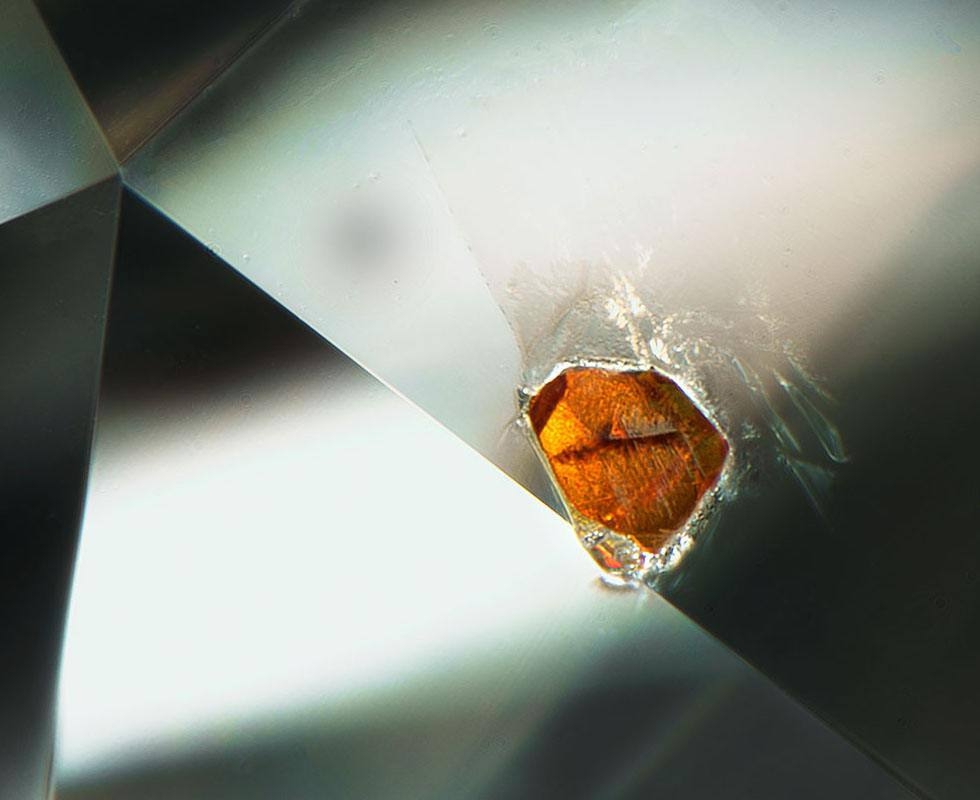Редкое природное явление: рутил в алмазе-хамелеоне