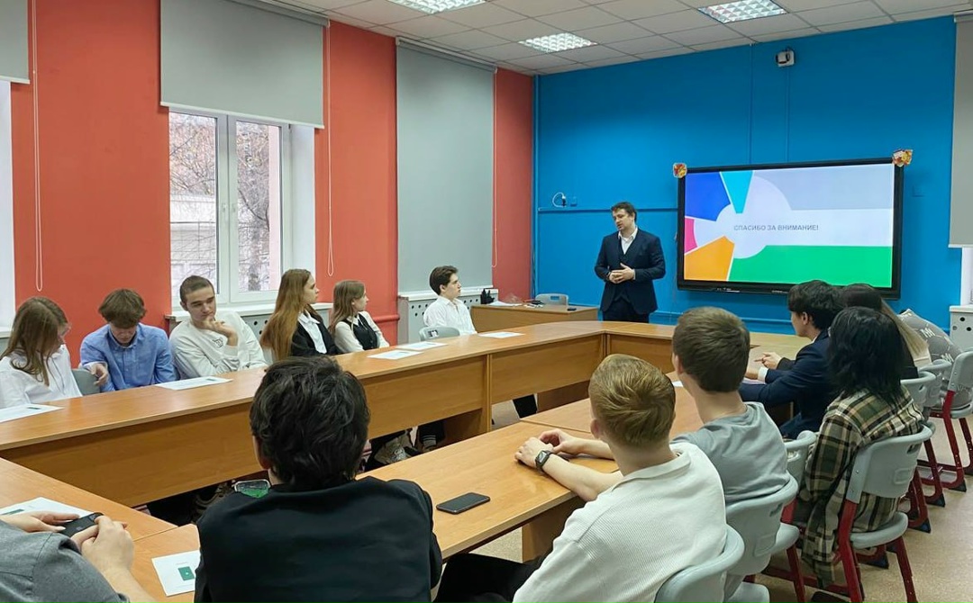 Старшеклассникам московской школы им. В.В. Маяковского рассказали как устроен бюджет страны и почему важно участие граждан в бюджетном процессе