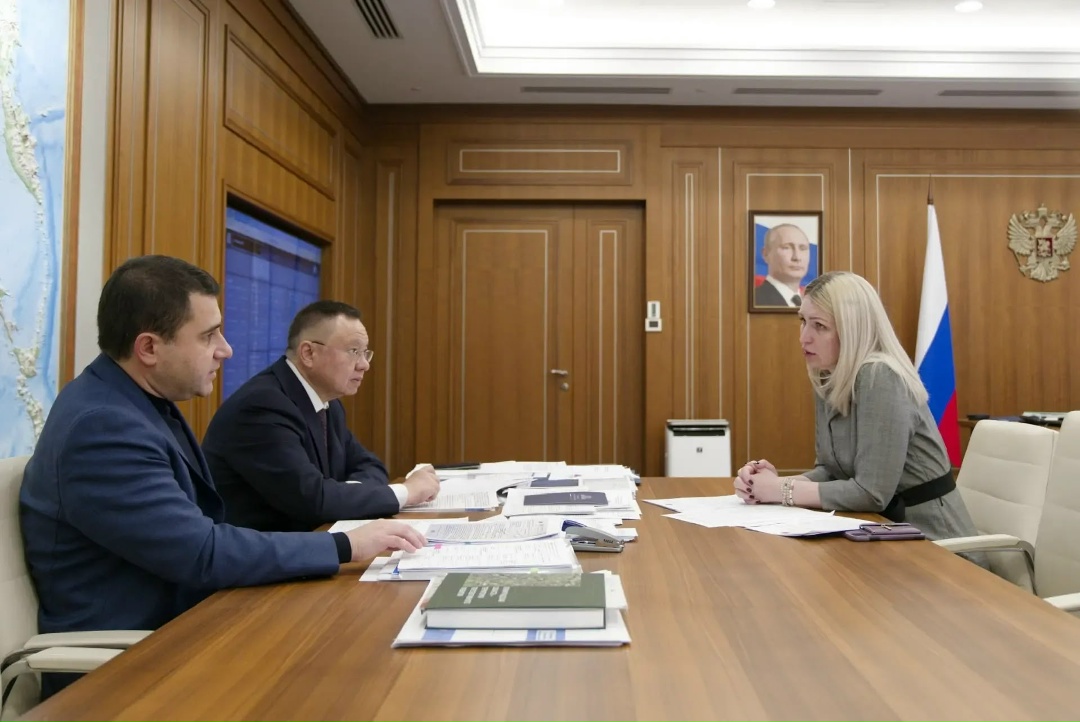 Глава Минстроя России Ирек Файзуллин провел совещание по вопросам строительства социальной инфраструктуры в Омской области