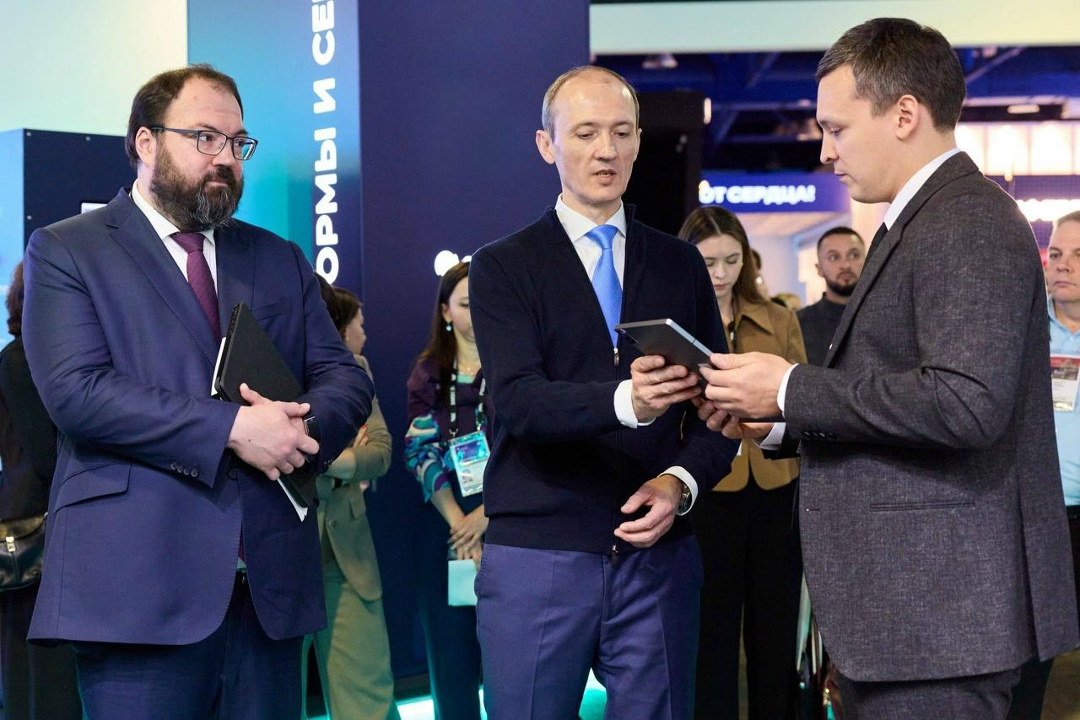 Глава Минцифры Максут Шадаев оценил работу образовательной платформы «Ростелеком Лицей» на планшете с Авророй