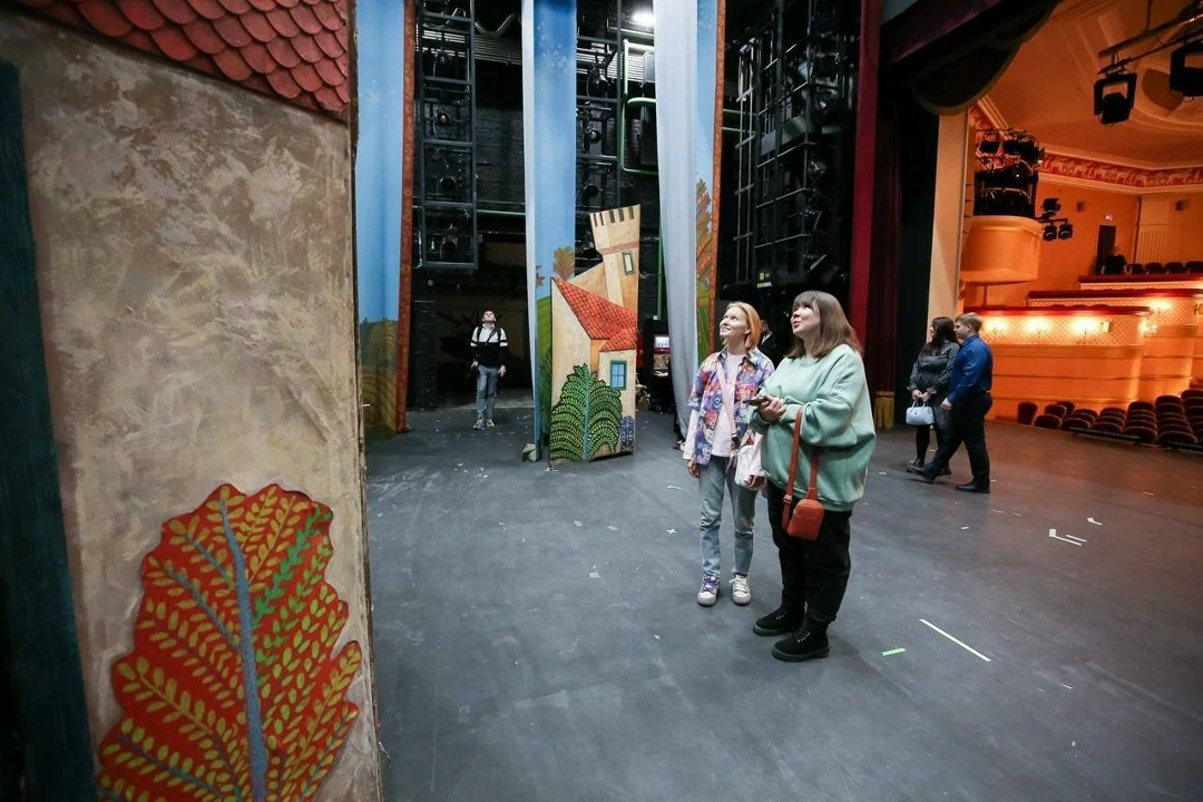 «Бурить» словами Актёры Малого театра и молодые нефтяники ЛУКОЙЛа без кулис, но с горящими глазами учатся ораторскому мастерству.