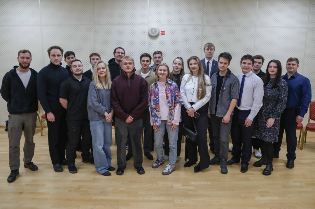 «Бурить» словами Актёры Малого театра и молодые нефтяники ЛУКОЙЛа без кулис, но с горящими глазами учатся ораторскому мастерству.