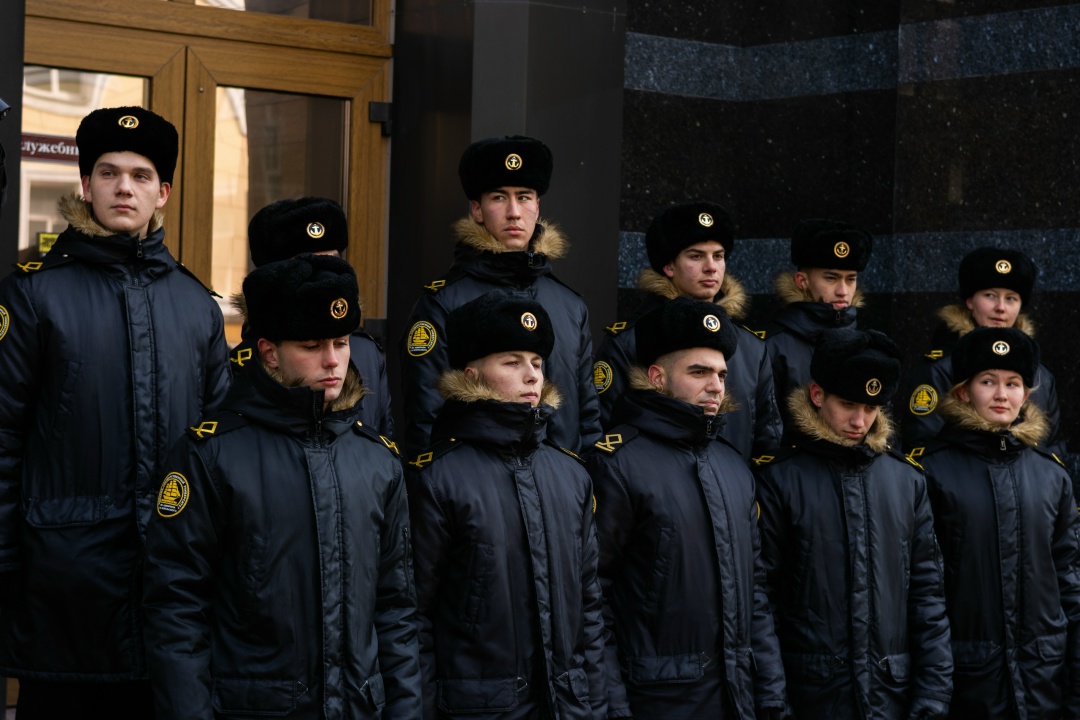 Установили мемориальную доску в честь легендарного капитана «огненных рейсов»