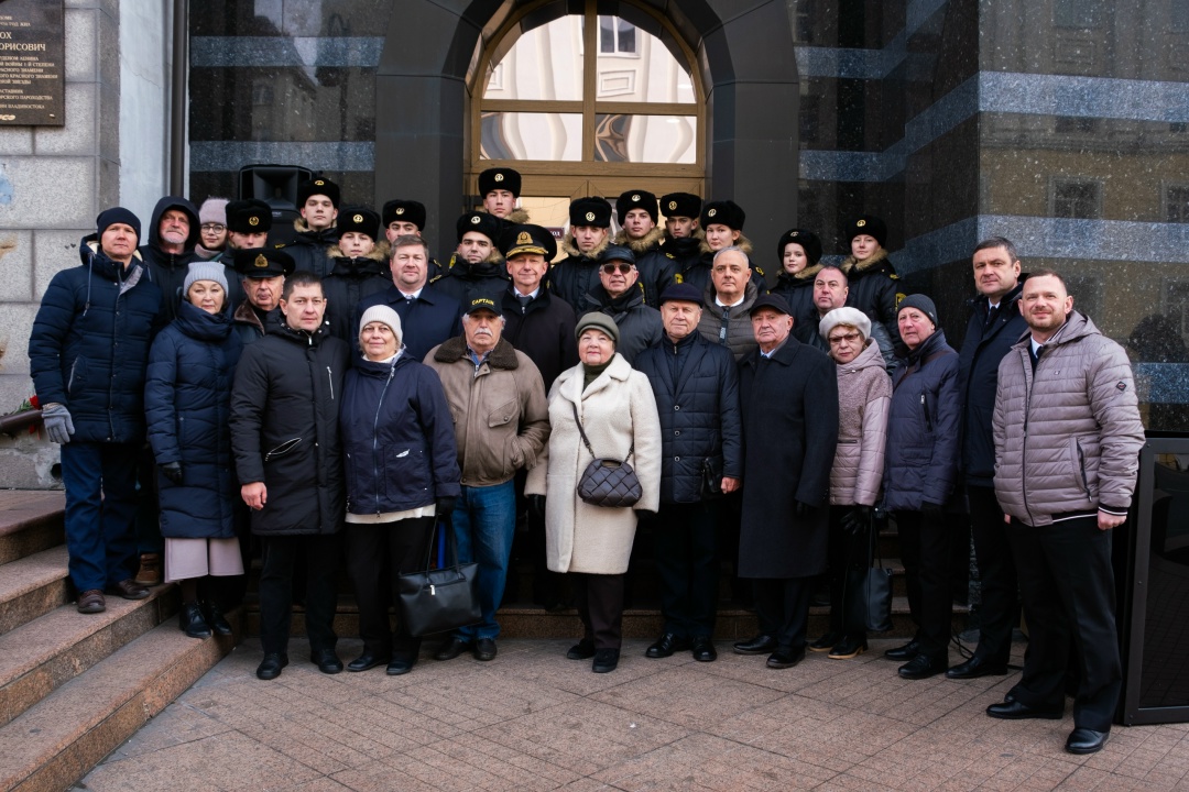 Установили мемориальную доску в честь легендарного капитана «огненных рейсов»