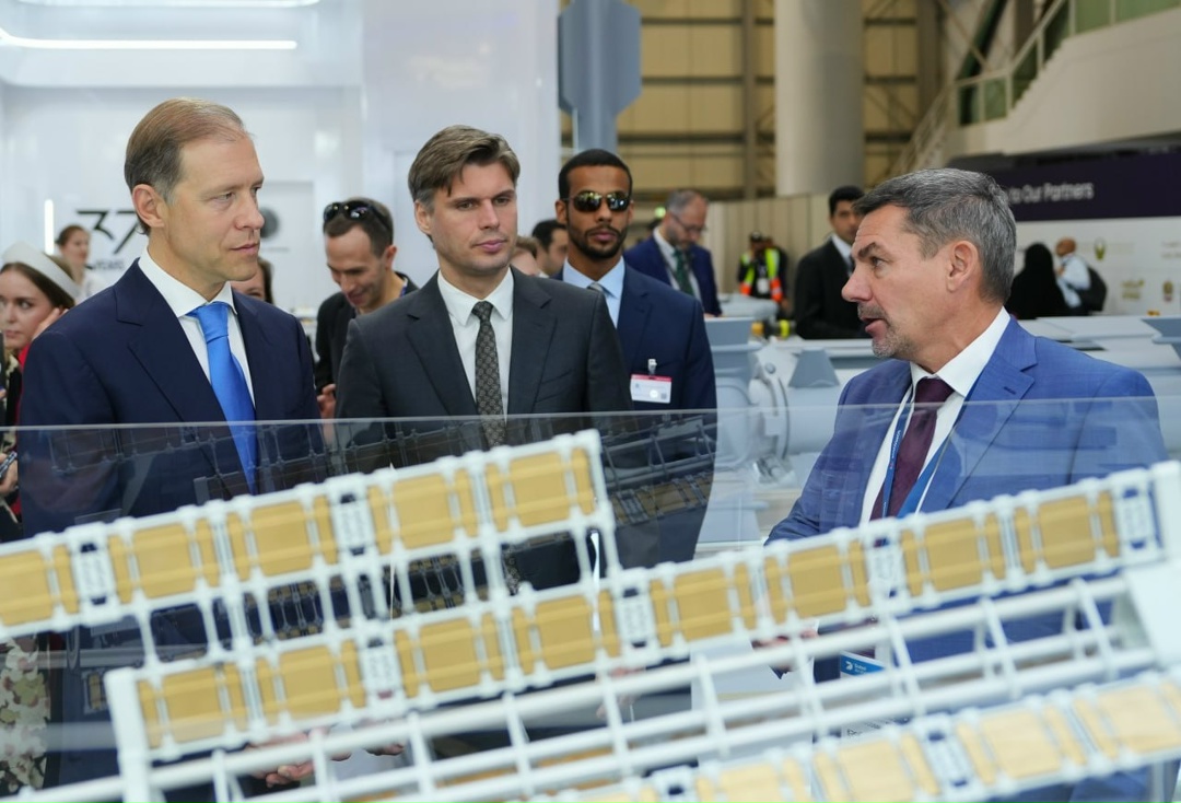 Денис Мантуров посетил российскую экспозицию на Dubai Airshow 2025.