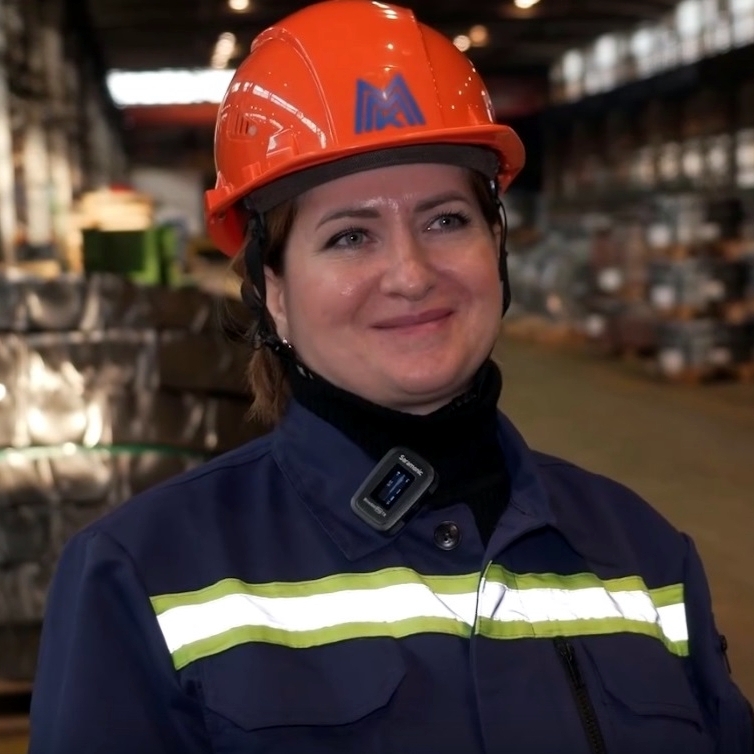 Женщина, которая уверенно поднимает 20 тонн