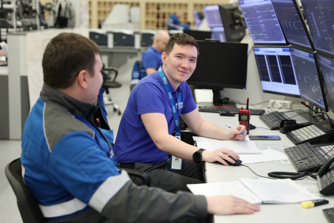 УТРО В ЦЕНТРАЛЬНОЙ ОПЕРАТОРНОЙ Дежурство оперативного персонала в Центральной операторной Амурского ГПЗ – посменное – каждые двенадцать часов.