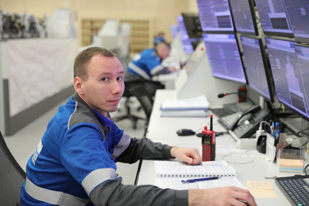УТРО В ЦЕНТРАЛЬНОЙ ОПЕРАТОРНОЙ Дежурство оперативного персонала в Центральной операторной Амурского ГПЗ – посменное – каждые двенадцать часов.