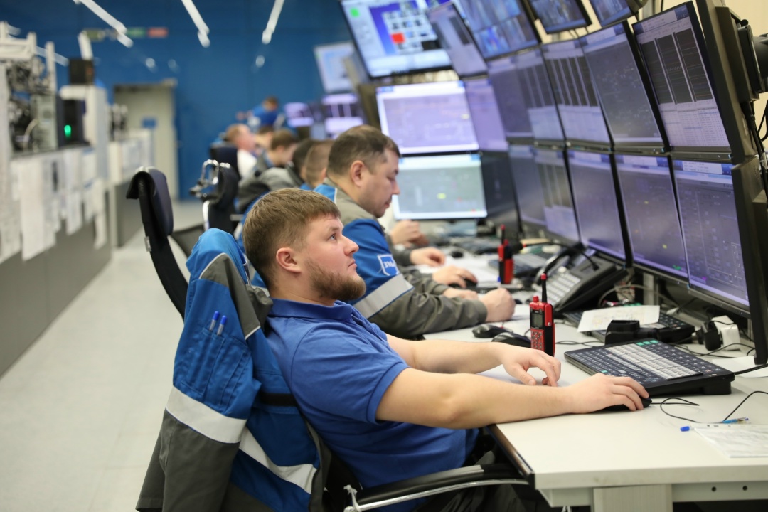 УТРО В ЦЕНТРАЛЬНОЙ ОПЕРАТОРНОЙ Дежурство оперативного персонала в Центральной операторной Амурского ГПЗ – посменное – каждые двенадцать часов.