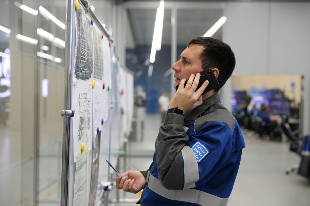 УТРО В ЦЕНТРАЛЬНОЙ ОПЕРАТОРНОЙ Дежурство оперативного персонала в Центральной операторной Амурского ГПЗ – посменное – каждые двенадцать часов.